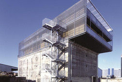 Kulturbunker der Stadt Frankfurt Feuerverzinkte Fassade aus Gitterrosten Kulturbunker Frankfurt