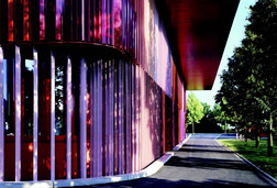 Ausbildungszentrum in Ingolstadt Duplex-Beschichtete Lamellenfassade