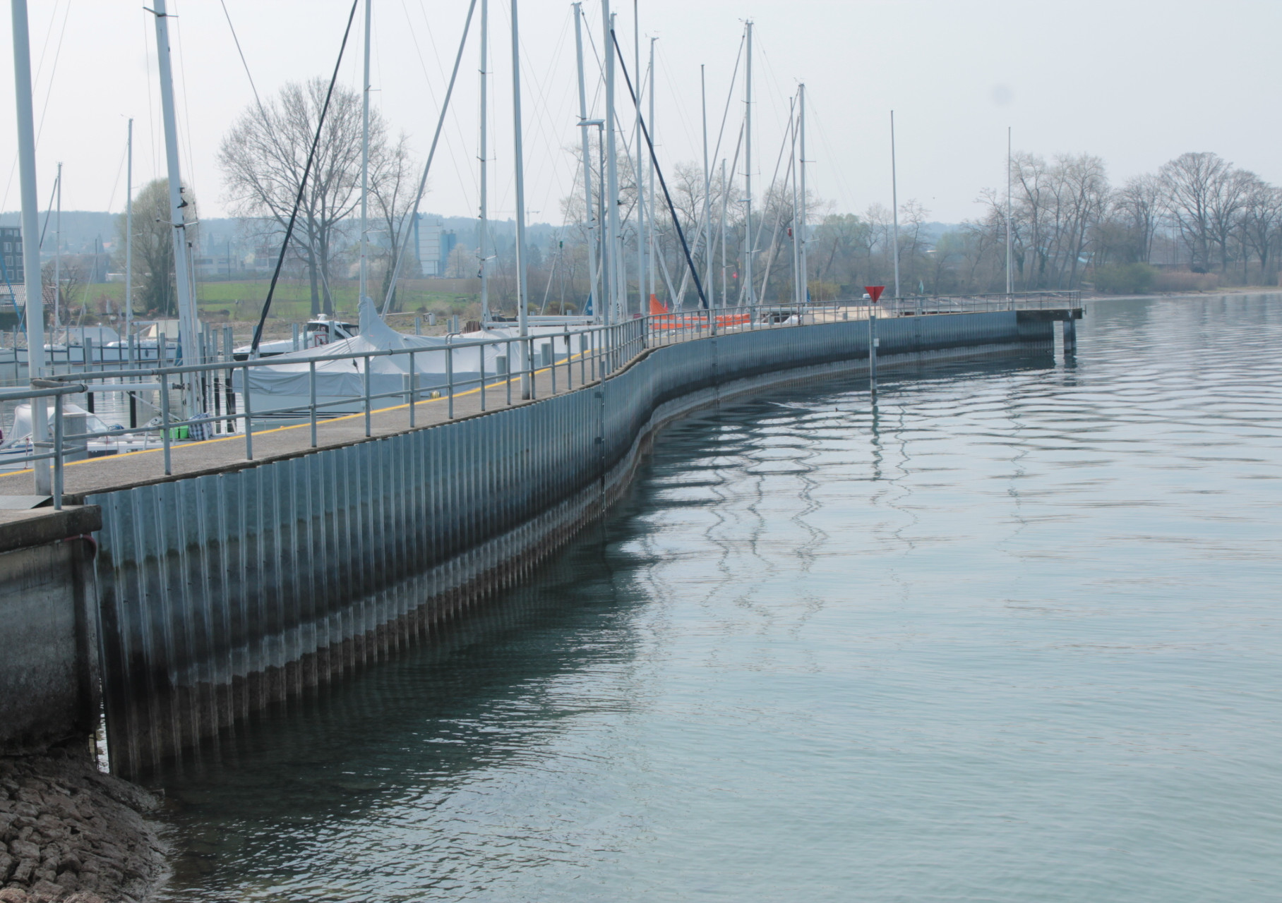 Feuerverzinkte Spundwandbohlen im Hafenbecken von Bottighofen am Bodensee