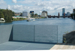 Gitterroste am Spreebalkon Brommystraße in Berlin