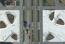 Platzgestaltung: Weissbeton-Bodensystem mit feuerverzinkter Bewehrung