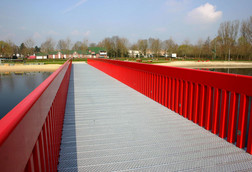 Feuerverzinkte Blechprofilroste der Landesgartenschau-Brücke in Rietberg