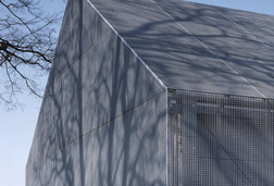 Gitterrostfassade des eines Rechenzentrums in Münster