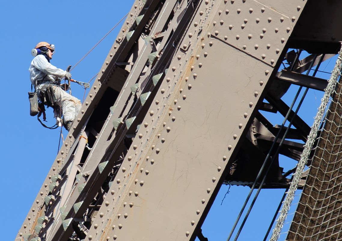 wartungsintensiv: Die Beschichtung des Eiffelturms
