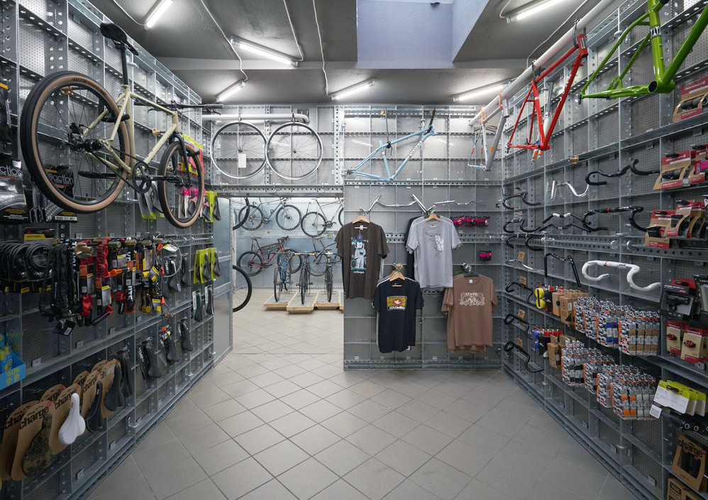 Wiederverwendung: Schalungsmodule als Einrichtungselemente: Fahrradladen „staub und teer“