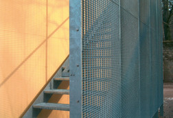 Feuerverzinkte Roste eines Treppenaufgangs