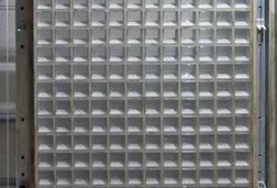 Dünnwandiges Fassadenelement mit feuerverzinkter Bewehrung