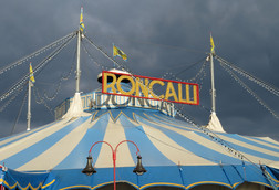 Wiederverwendung Fliegende Bauten: Feuerverzinkte Zeltkonstruktionen (Foto: Xocolatl)