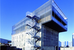 Feuerverzinkte Gitterrostfassade des Kulturbunkers Frankfurt