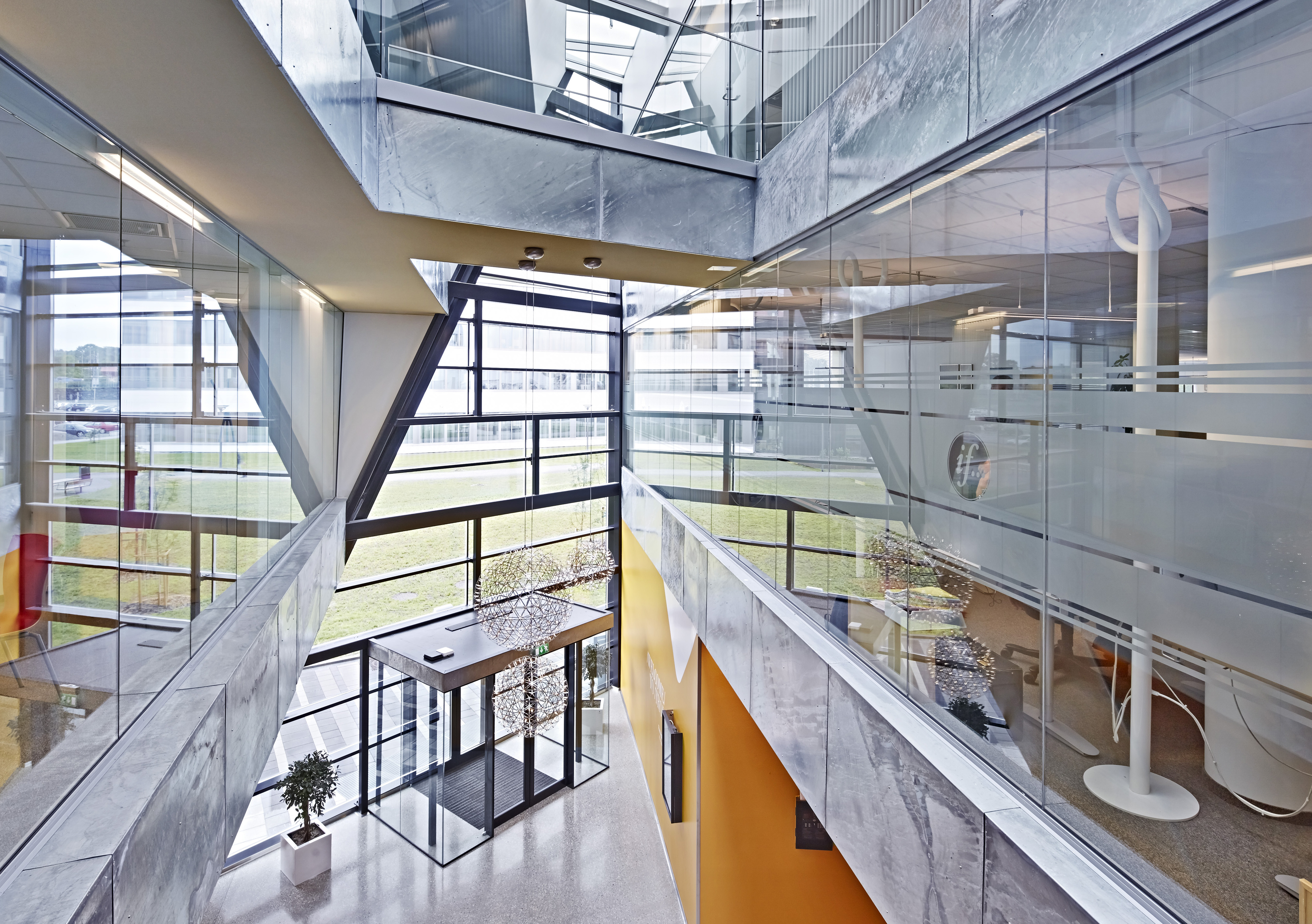 Feuerverzinkte Wandbekleidung im Foyer des Troll Office in Stavanger